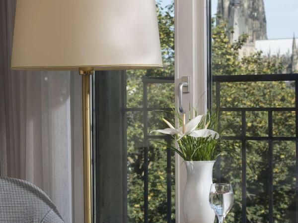 Maritim Hotel Köln : photo 3 de la chambre chambre double ou lits jumeaux supérieure - vue sur cathédrale