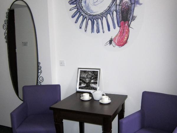 Hostel Wratislavia : photo 4 de la chambre chambre lits jumeaux avec salle de bains