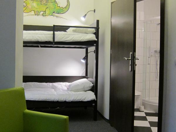 Hostel Wratislavia : photo 1 de la chambre chambre quadruple avec salle de bains