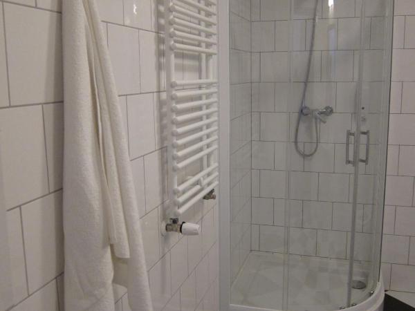 Hostel Wratislavia : photo 2 de la chambre chambre quadruple avec salle de bains