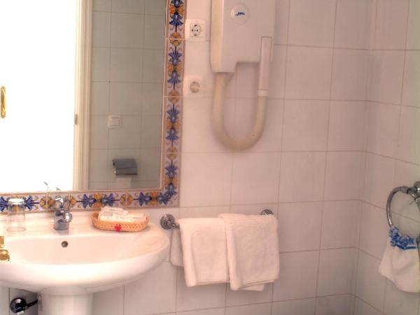 Hotel Simon : photo 4 de la chambre chambre double avec lit d'appoint