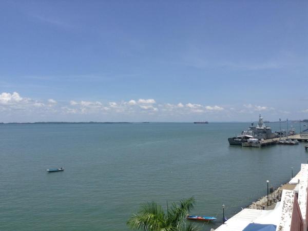 Sandakan Backpackers Hostel : photo 6 de la chambre chambre double - vue sur mer