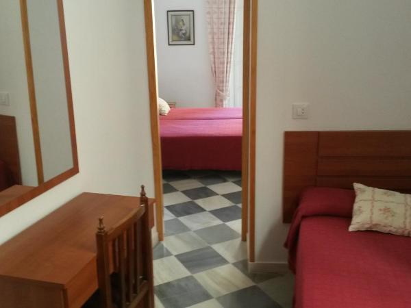 Hostal Centro Sol : photo 7 de la chambre chambre quadruple