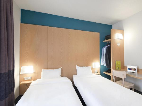 B&B HOTEL Grenoble Centre Alpexpo : photo 1 de la chambre chambre lits jumeaux