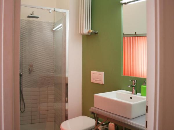 B&B Loft Padova : photo 1 de la chambre chambre double ou lits jumeaux avec salle de bains privative