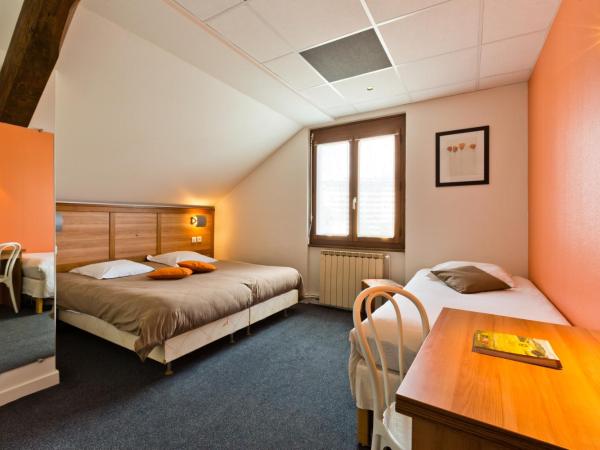 Logis - Hôtel Restaurant Bellevue Annecy : photo 1 de la chambre chambre triple