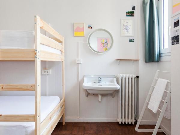 A Room In The City Hostel : photo 6 de la chambre chambre lits jumeaux (lits superposés) avec salle de bains commune