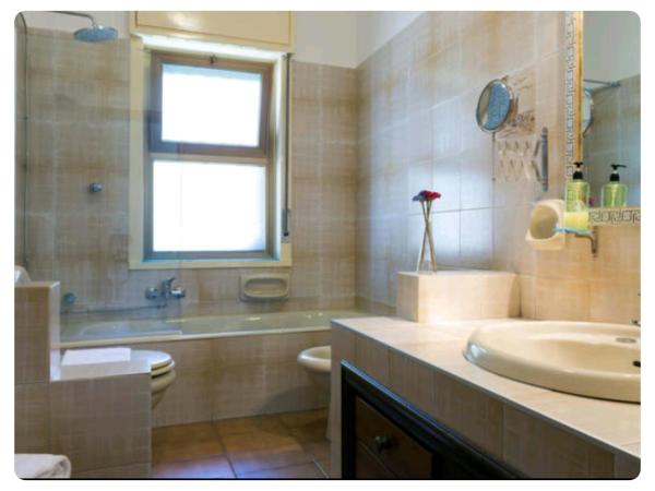 Bed & Breakfast Fontanarossa Airport -Private Parking- : photo 7 de la chambre chambre triple deluxe