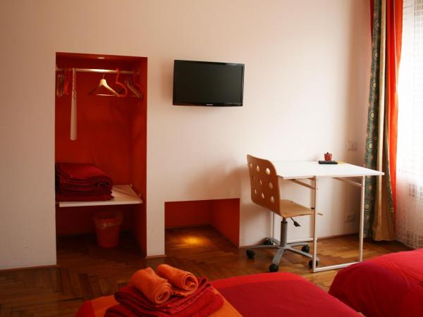 B&B Loft Padova : photo 5 de la chambre chambre double ou lits jumeaux avec salle de bains privative