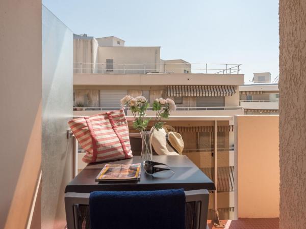 Résidence Pierre & Vacances La Promenade des Bains : photo 1 de la chambre studio avec alcôve et balcon (4 adultes)