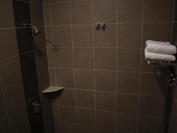 Austin GuestHouse : photo 1 de la chambre chambre lit queen-size avec salle de bains commune 