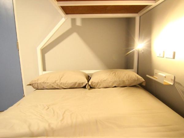 The Moon Hostel Huahin : photo 5 de la chambre chambre double ou lits jumeaux avec salle de bains commune