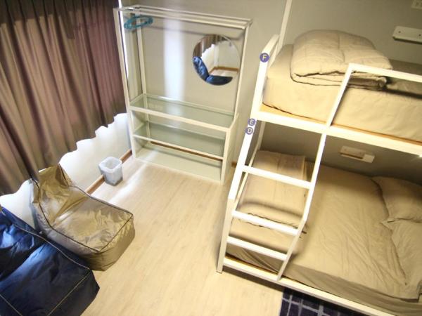 The Moon Hostel Huahin : photo 3 de la chambre chambre double ou lits jumeaux avec salle de bains commune