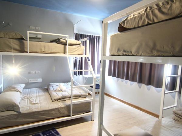 The Moon Hostel Huahin : photo 6 de la chambre chambre double ou lits jumeaux avec salle de bains commune