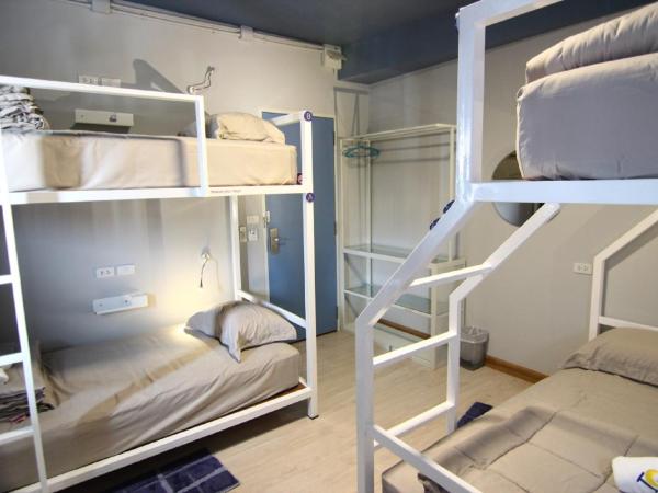 The Moon Hostel Huahin : photo 4 de la chambre chambre double ou lits jumeaux avec salle de bains commune