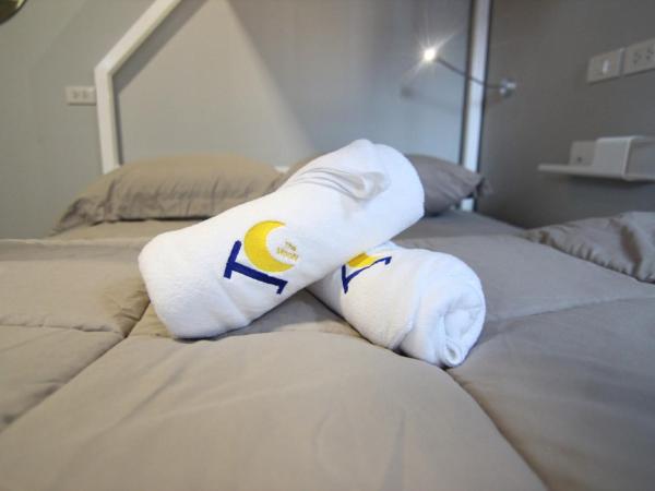 The Moon Hostel Huahin : photo 3 de la chambre chambre double ou lits jumeaux avec salle de bains commune