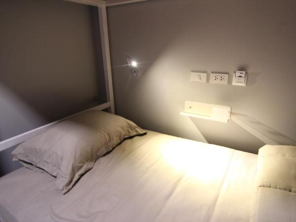 The Moon Hostel Huahin : photo 2 de la chambre chambre quadruple avec salle de bains commune