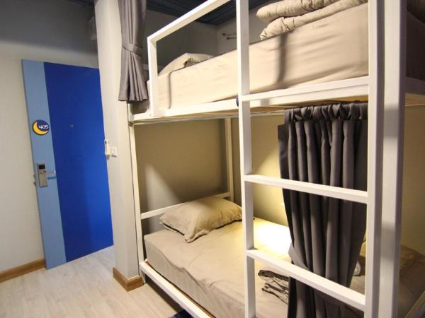 The Moon Hostel Huahin : photo 5 de la chambre chambre quadruple avec salle de bains commune