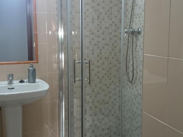 Pensión Los Arcos : photo 9 de la chambre chambre double avec lit d'appoint et salle de bains privative