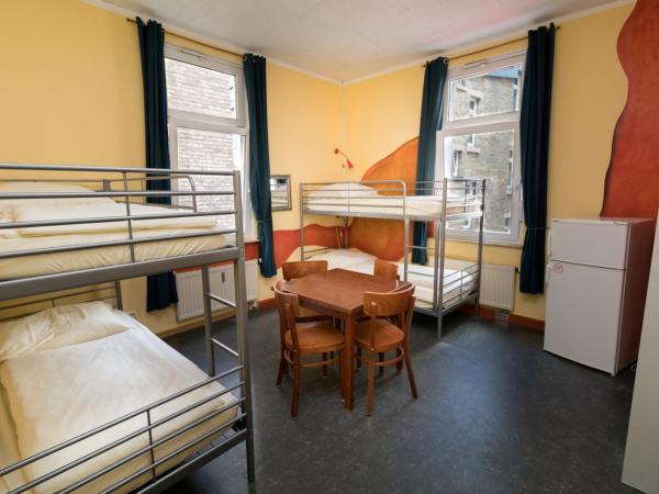 Hostel Alex 30 : photo 1 de la chambre chambre quadruple avec salle de bains commune