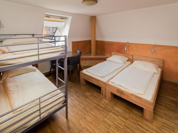 Hostel Alex 30 : photo 2 de la chambre chambre quadruple avec salle de bains commune