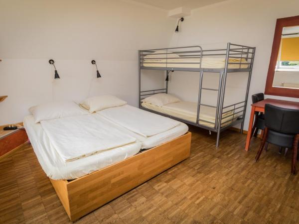 Hostel Alex 30 : photo 3 de la chambre chambre quadruple avec salle de bains commune