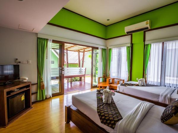 Phi Phi Andaman Beach Resort : photo 4 de la chambre bungalow de luxe avec lits jumeaux