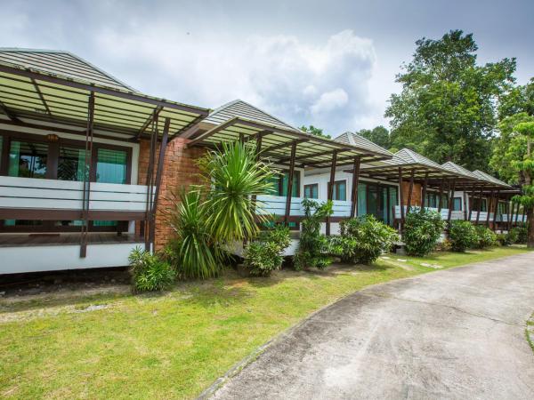 Phi Phi Andaman Beach Resort-SHA Plus : photo 2 de la chambre bungalow de luxe avec lits jumeaux