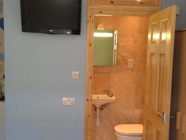 Hour Glass Hotel : photo 2 de la chambre chambre quadruple avec salle de bains