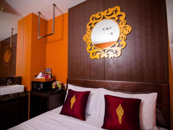 Violet Tower at Khaosan Palace : photo 2 de la chambre chambre double ambre