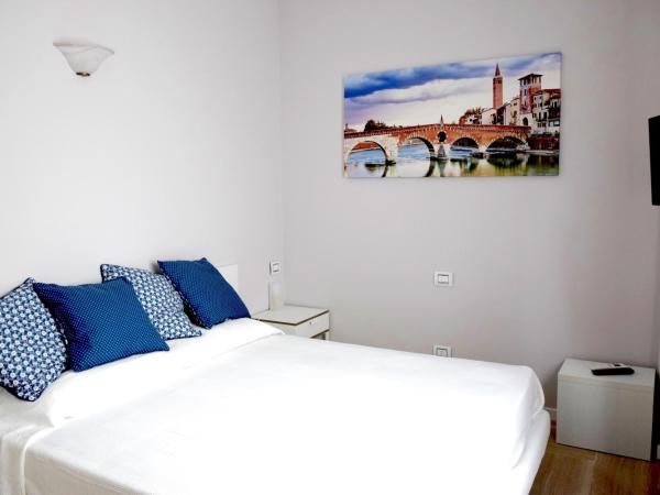 B&B Valverde : photo 2 de la chambre chambre double ou lits jumeaux avec salle de bains privative