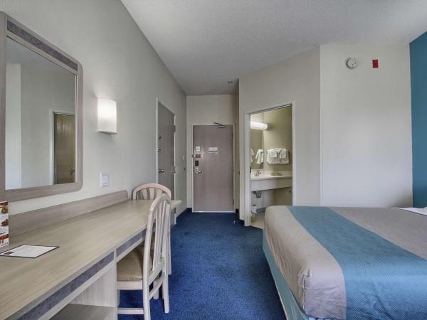 Motel 6-London, ON - Ontario : photo 1 de la chambre chambre lit king-size deluxe - non-fumeurs