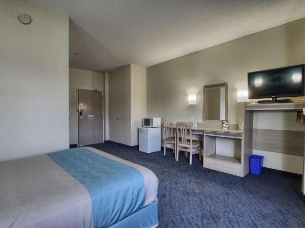 Motel 6-London, ON - Ontario : photo 2 de la chambre chambre lit queen-size pour personnes à mobilité réduite avec douche accessible en fauteuil roulant