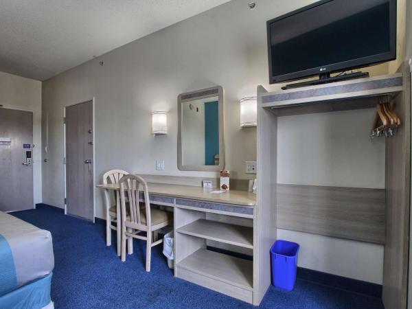 Motel 6-London, ON - Ontario : photo 6 de la chambre chambre lit queen-size pour personnes à mobilité réduite avec douche accessible en fauteuil roulant