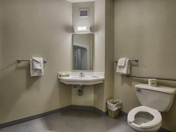 Motel 6-London, ON - Ontario : photo 6 de la chambre chambre deluxe avec 2 lits queen-size - non-fumeurs