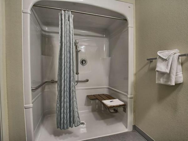 Motel 6-London, ON - Ontario : photo 7 de la chambre chambre deluxe avec 2 lits queen-size - non-fumeurs