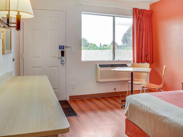 Motel 6-Portland, OR - Central : photo 7 de la chambre chambre lit queen-size