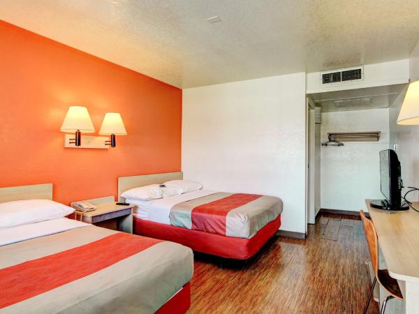 Motel 6-Denver, CO - Airport : photo 2 de la chambre chambre quadruple