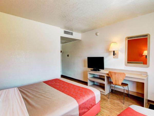Motel 6-Denver, CO - Airport : photo 4 de la chambre chambre quadruple