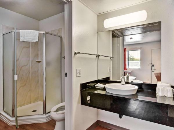 Motel 6-Pittsburgh, PA - Crafton : photo 6 de la chambre chambre lit queen-size deluxe