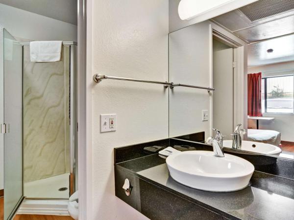 Motel 6-Pittsburgh, PA - Crafton : photo 3 de la chambre chambre lit queen-size