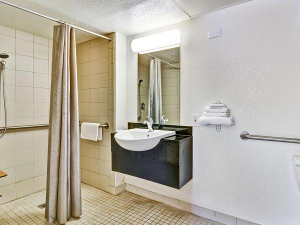Motel 6-Pittsburgh, PA - Crafton : photo 9 de la chambre chambre double - accessible aux personnes à mobilité réduite - douche accessible en fauteuil roulant