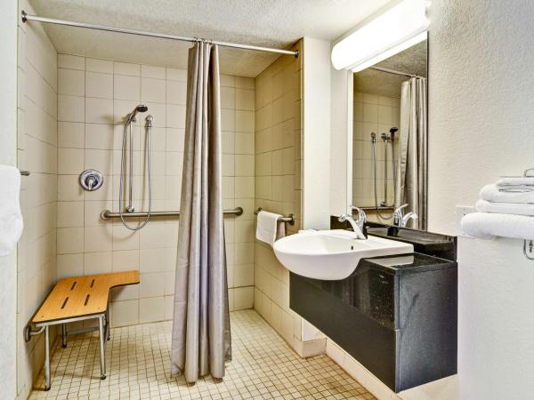 Motel 6-Pittsburgh, PA - Crafton : photo 6 de la chambre chambre double - accessible aux personnes à mobilité réduite - douche accessible en fauteuil roulant