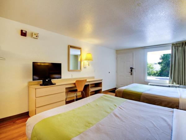 Rodeway Inn : photo 8 de la chambre chambre double avec 2 lits doubles - non-fumeurs