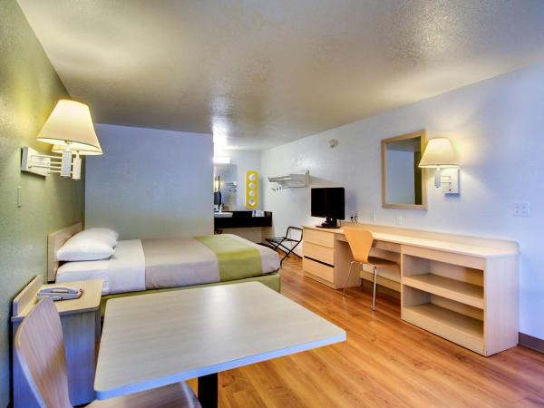 Rodeway Inn : photo 3 de la chambre chambre lit queen-size - non-fumeurs