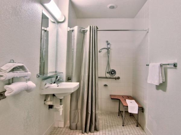 Motel 6-Sacramento, CA - South Sacramento and Elk Grove : photo 7 de la chambre chambre double - accessible aux personnes à mobilité réduite - douche accessible en fauteuil roulant