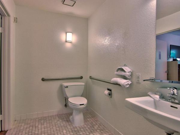 Motel 6-Sacramento, CA - South Sacramento and Elk Grove : photo 8 de la chambre chambre double - accessible aux personnes à mobilité réduite - douche accessible en fauteuil roulant
