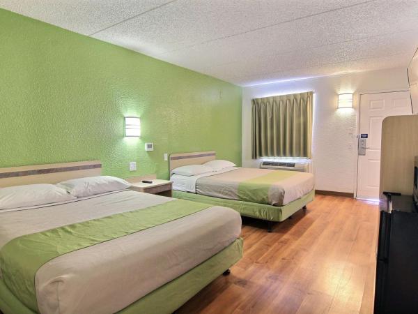 Motel 6 Austin, TX - Central Downtown UT : photo 1 de la chambre chambre quadruple - accessible aux personnes à mobilité réduite