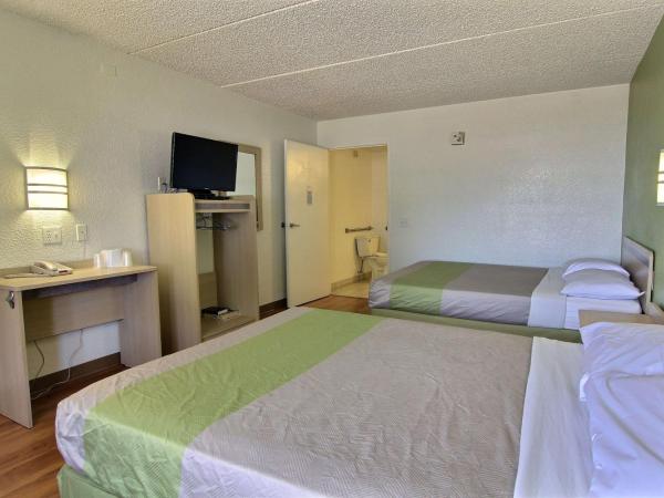 Motel 6 Austin, TX - Central Downtown UT : photo 6 de la chambre chambre quadruple - accessible aux personnes à mobilité réduite