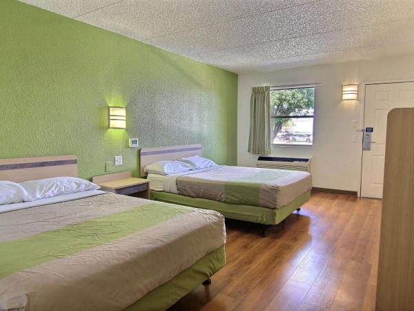 Motel 6 Austin, TX - Central Downtown UT : photo 9 de la chambre chambre quadruple - accessible aux personnes à mobilité réduite
